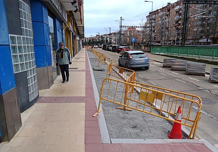 Las calles Estación y Vía se reabren al tráfico por Navidad y dicen adiós a otro tramo de aceras de brea